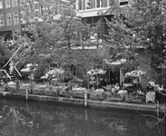 857121 Gezicht op het terras van eethuis De Kelderije op de werf bij het pand Oudegracht 101-103 (restaurant Albert's ...